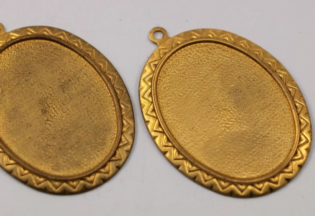 1 Vintage Raw Brass Oval Pendant Setting With 40x30 Mm Cameo Base