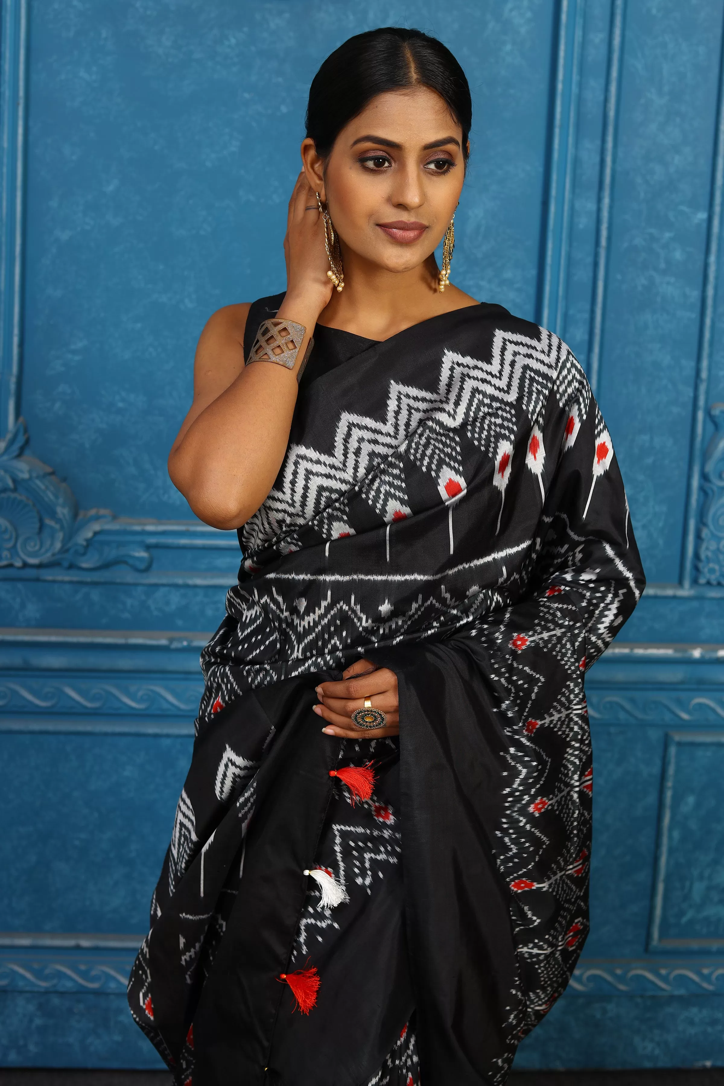 91A445 Black and White Pochampally Ikkat Silk Saree