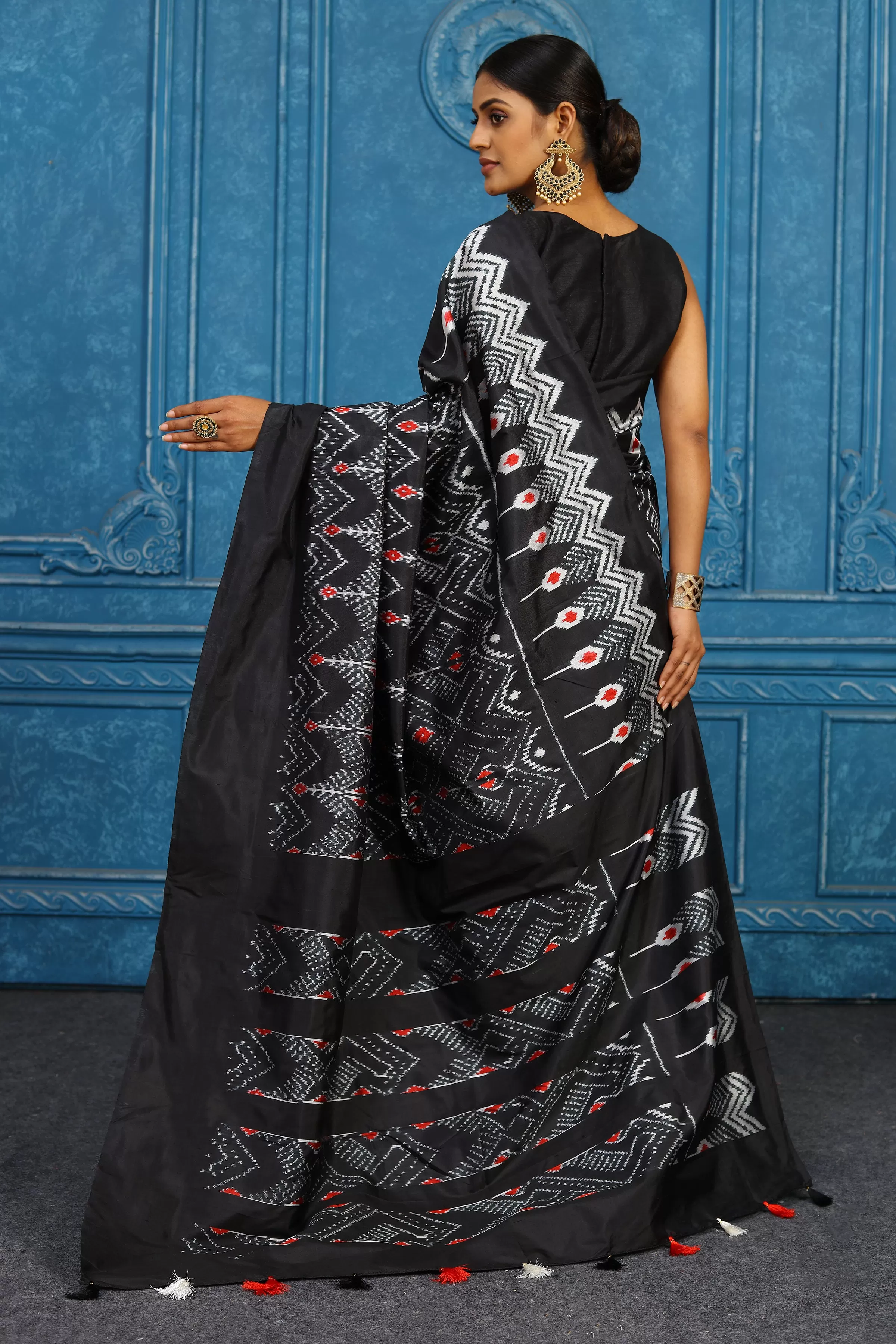 91A445 Black and White Pochampally Ikkat Silk Saree