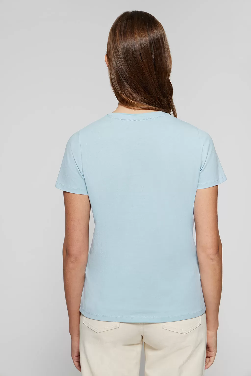 Camiseta básica azul celeste con print icónico en el pecho