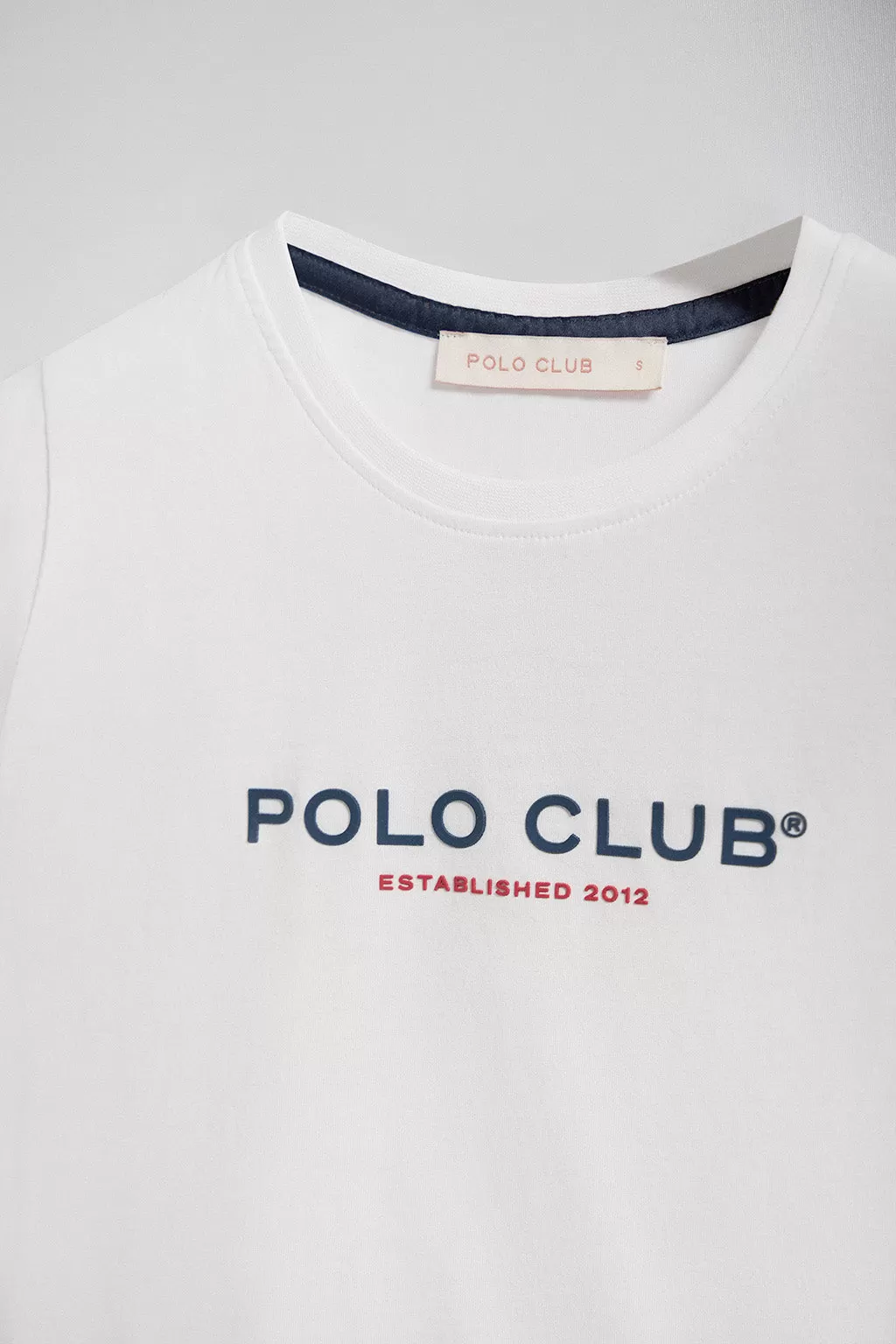 Camiseta para mujer de cuello redondo blanca con logo engomado Minimal Title Polo Club