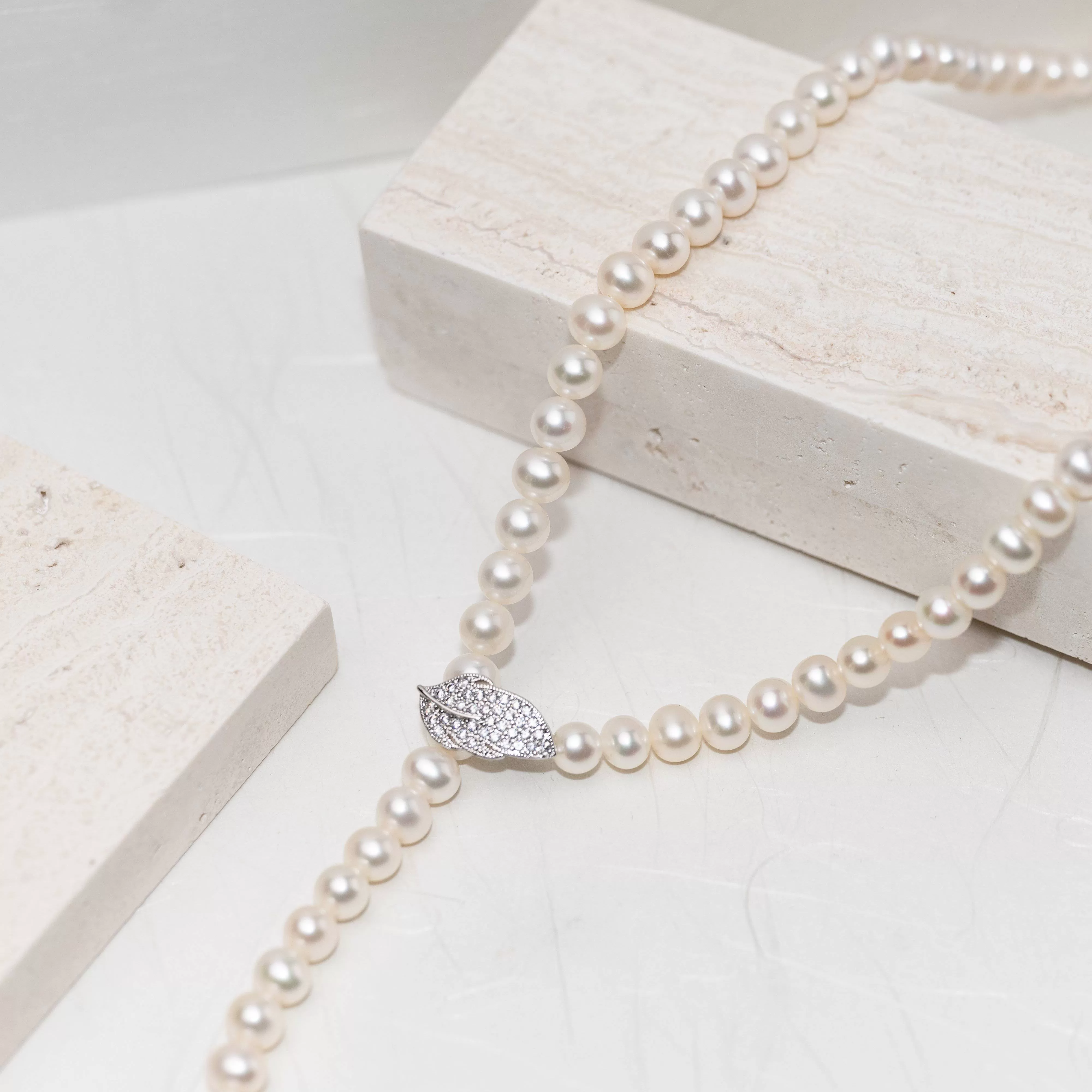 Elegant Freshwater Pearl Necklace WN00196