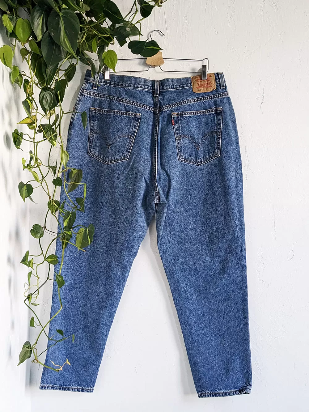 LEVIS 550s Medium Wash Jeans