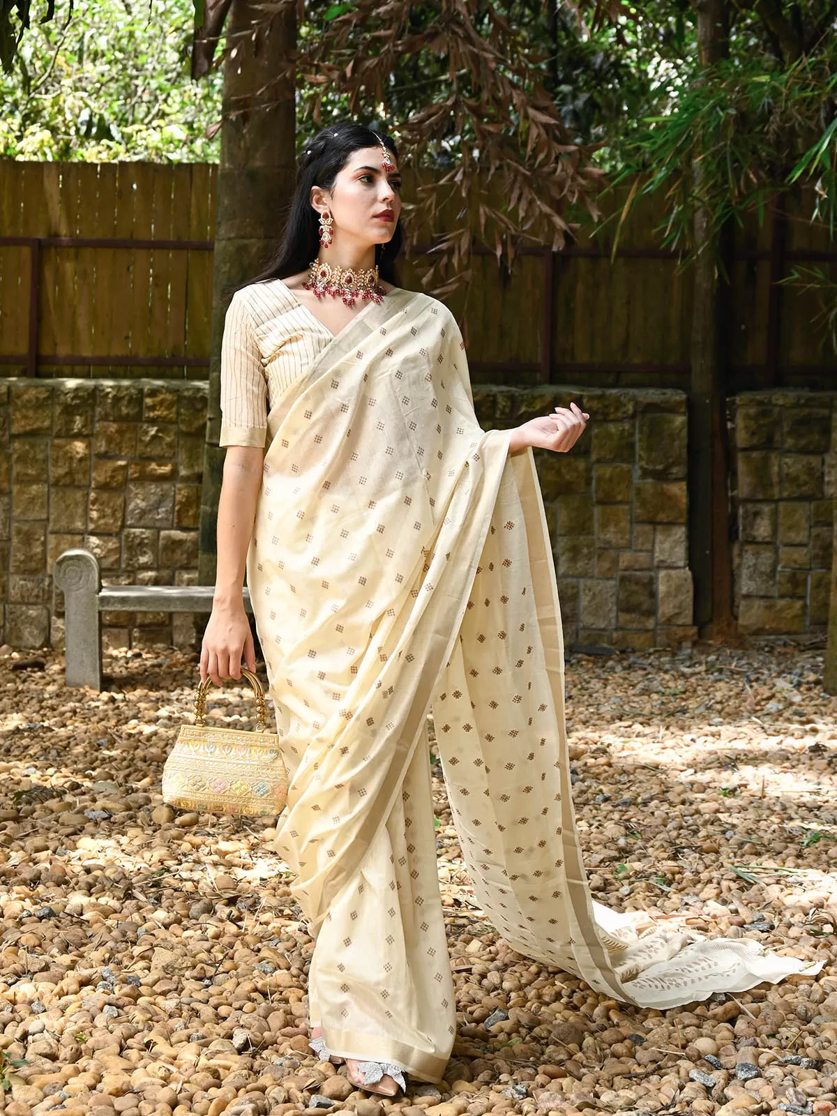 Odette Women Off White Viscose Woven Saree With Unstitched Blouse