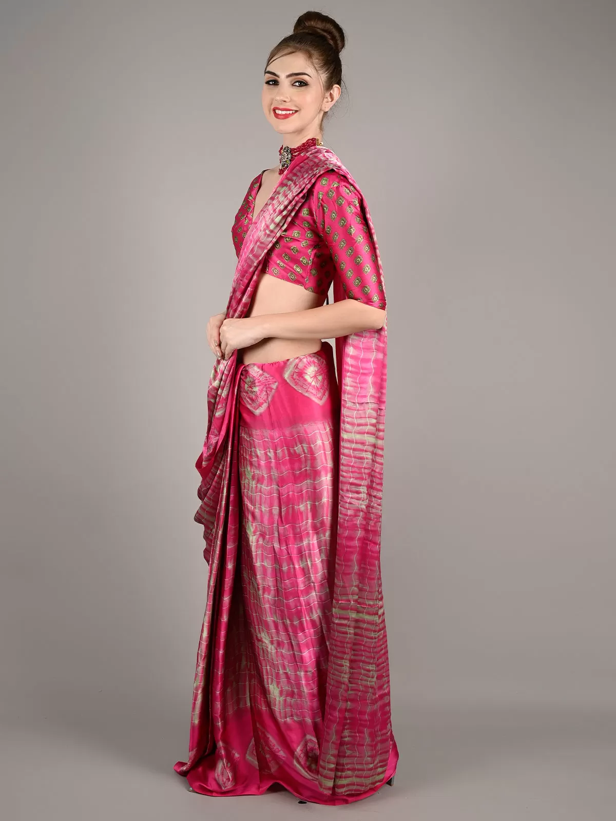 Odette Women Pink Satin Crepe Geometric Print Saree With Unstitched Blouse