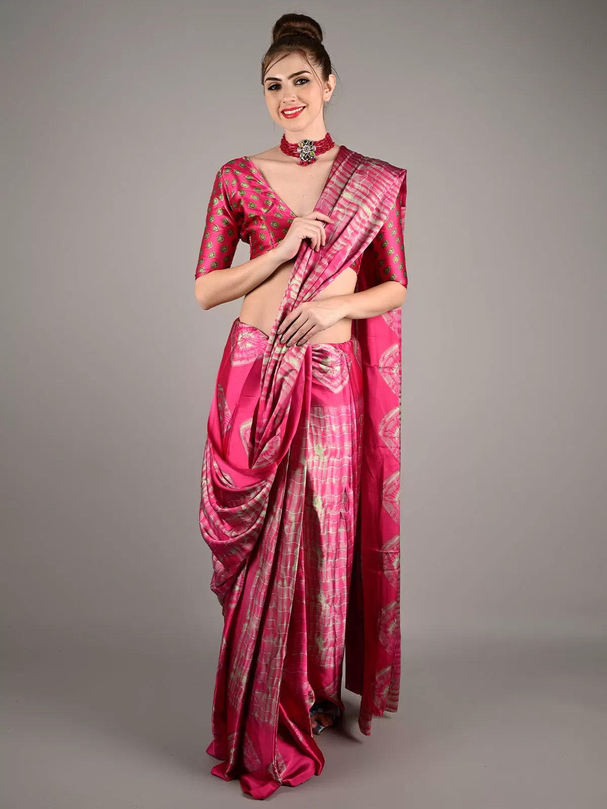 Odette Women Pink Satin Crepe Geometric Print Saree With Unstitched Blouse