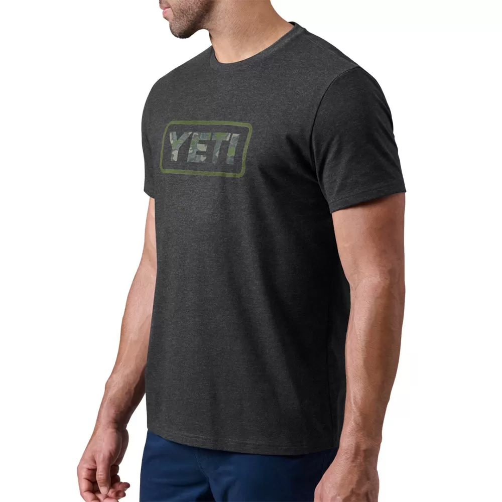 PLAYERA CAMO LOGO BADGE M/C HEATHER CHARCOAL MARCA YETI