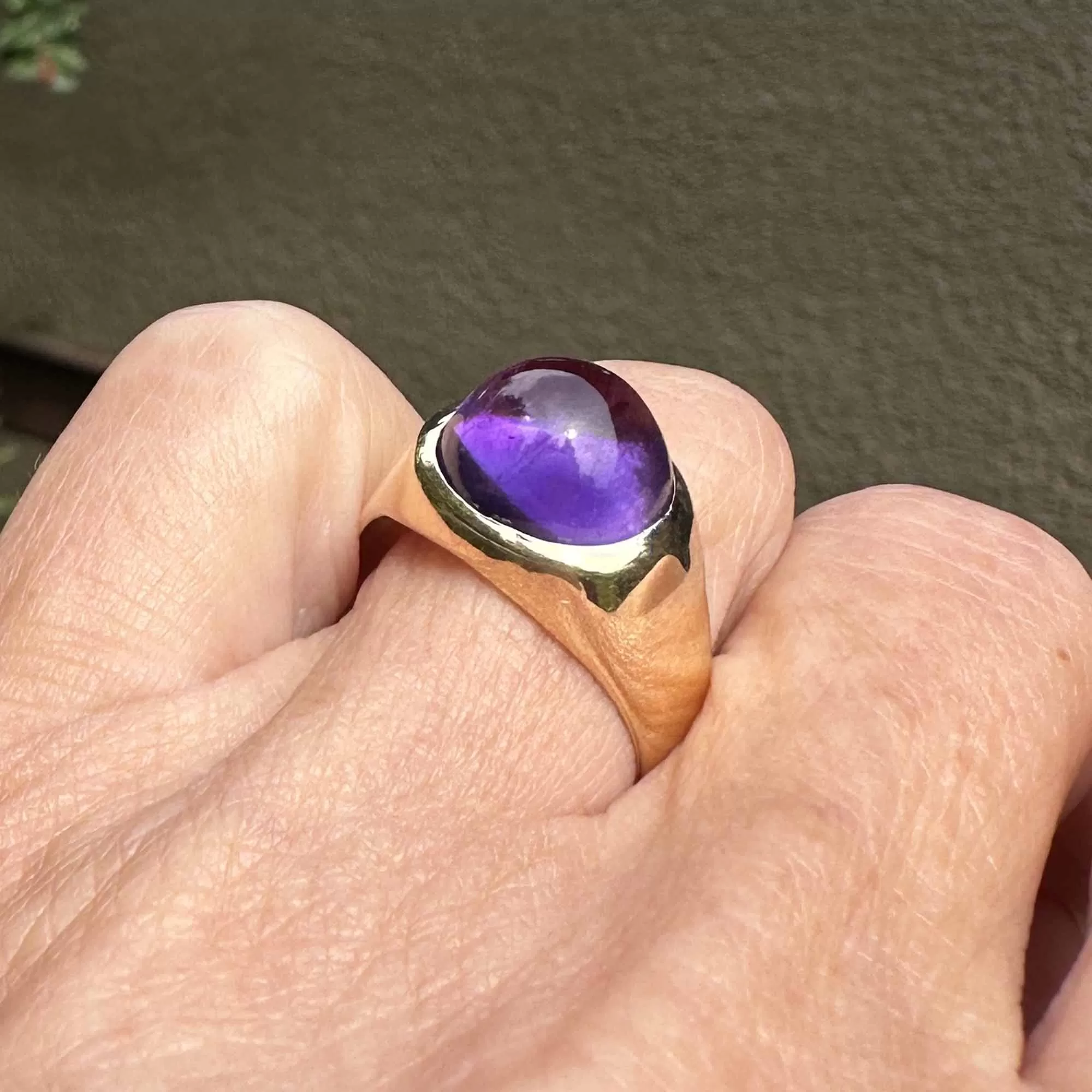 Retro 14K Gold Signet Domed Amethyst Cabochon Ring