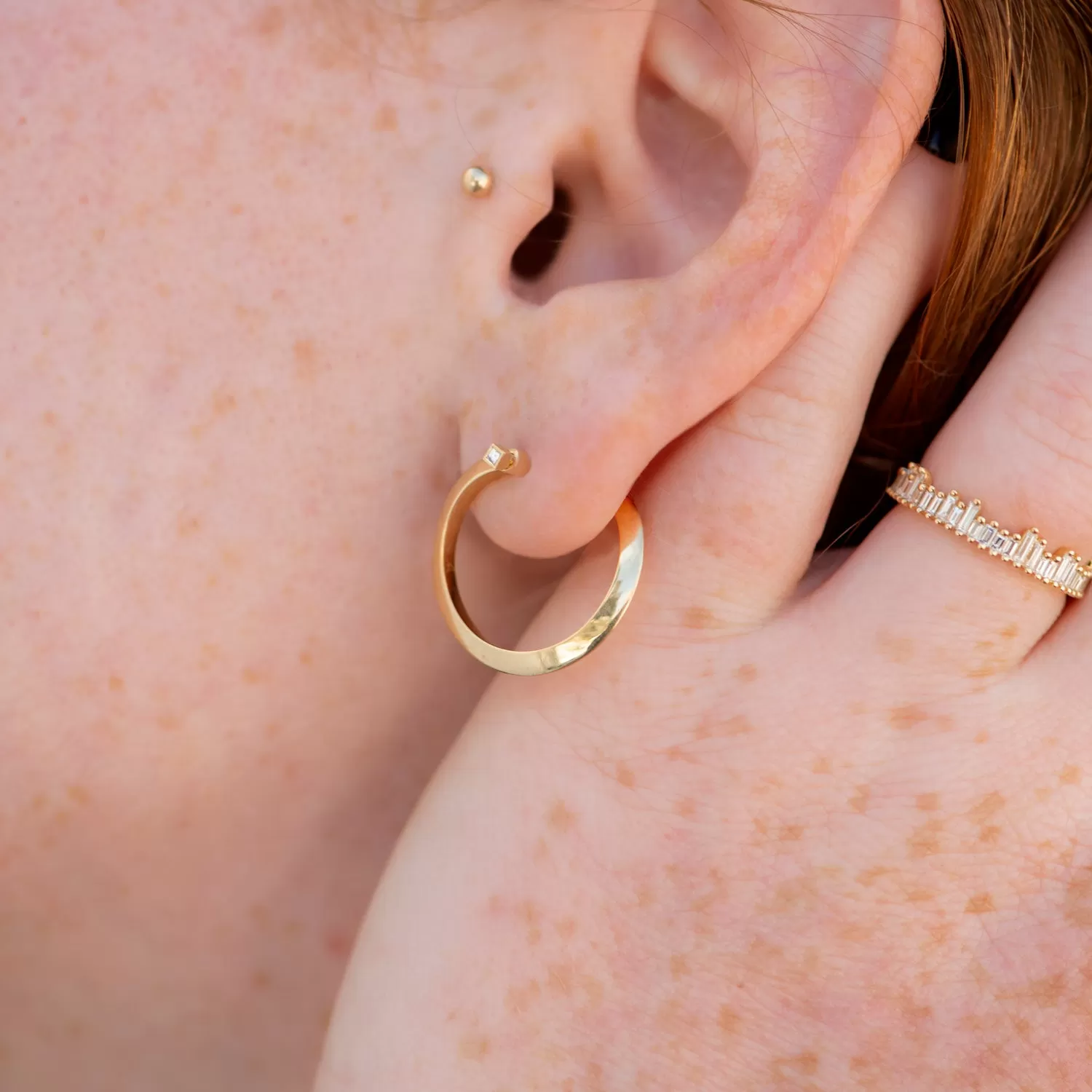 Spiral Hoop Earrings with Carre Diamond Earring Pin