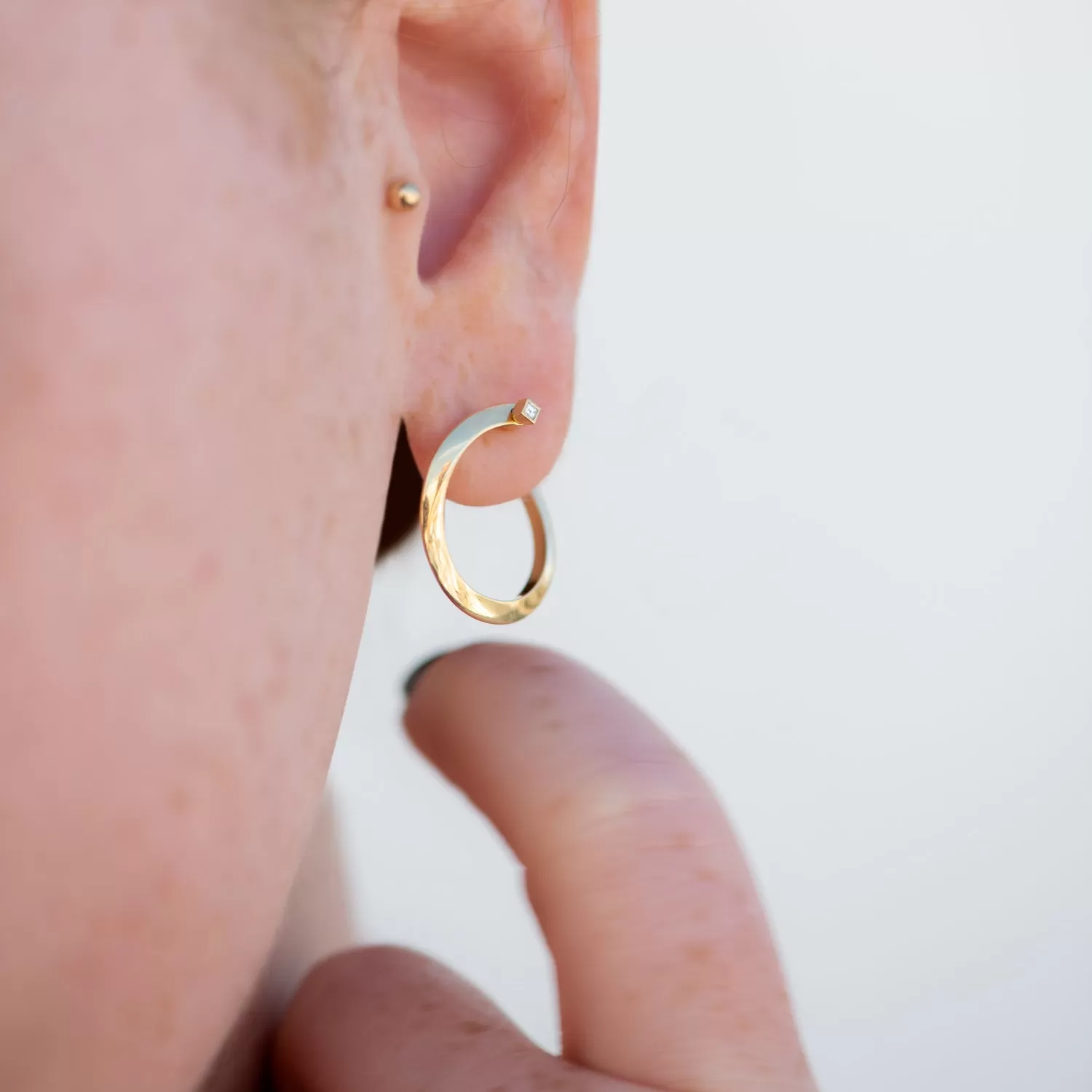 Spiral Hoop Earrings with Carre Diamond Earring Pin