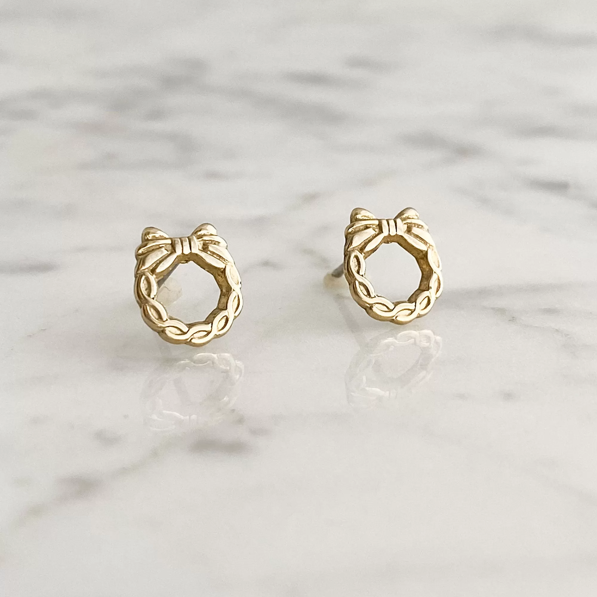 VINCENZO vintage gold tone wreath studs